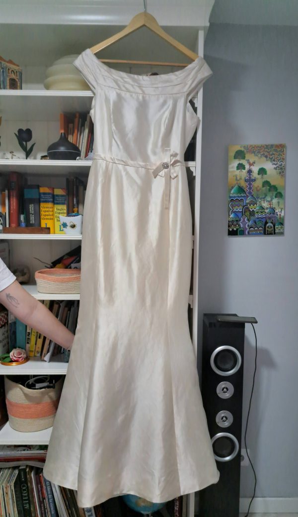 Vestido de novia de seda salvaje , corte sencillo y muy elegante con pequeña cola. - Imagen 3