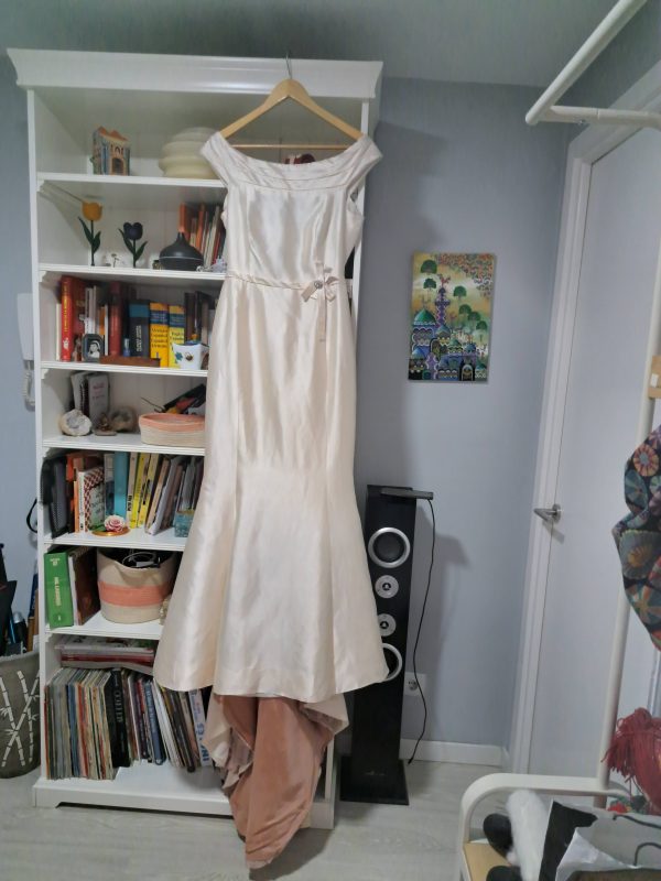 Vestido de novia de seda salvaje , corte sencillo y muy elegante con pequeña cola.