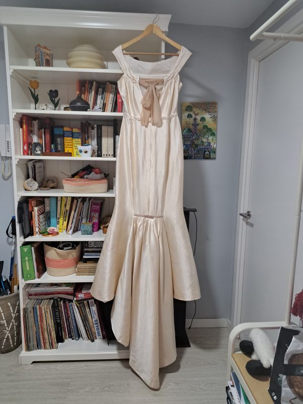 Vestido de novia de seda salvaje , corte sencillo y muy elegante con pequeña cola. - Imagen 4