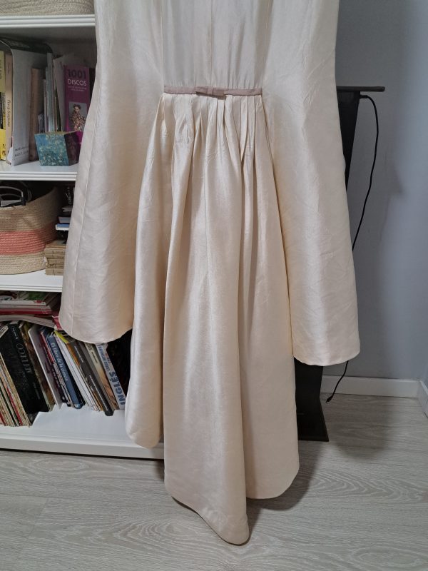 Vestido de novia de seda salvaje , corte sencillo y muy elegante con pequeña cola. - Imagen 5