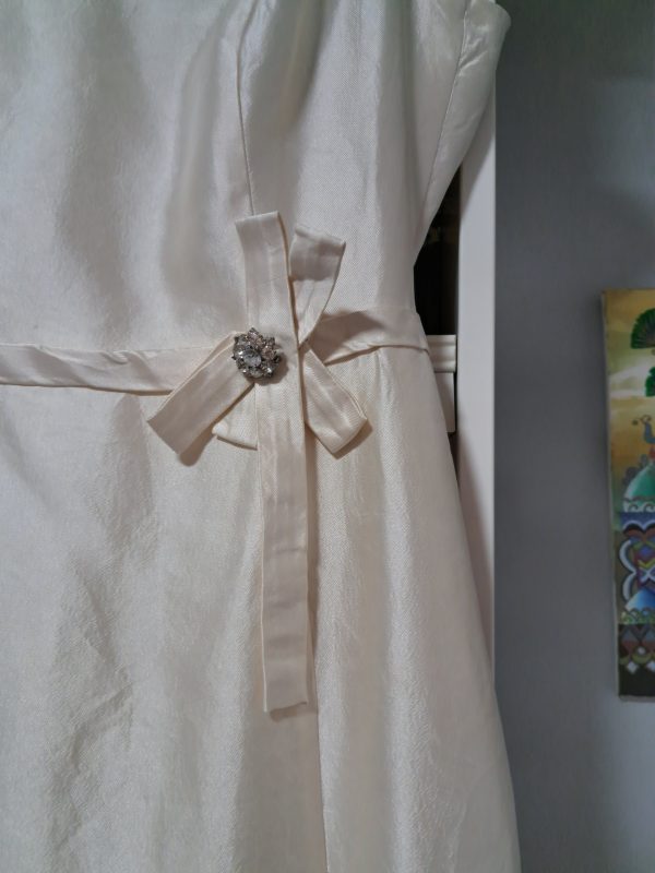 Vestido de novia de seda salvaje , corte sencillo y muy elegante con pequeña cola. - Imagen 6